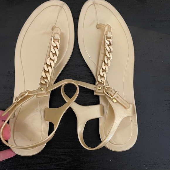 🌟HOST PICK🌟COUNTRY RD Gold chain Flat Sandals - Picture 3 of 4